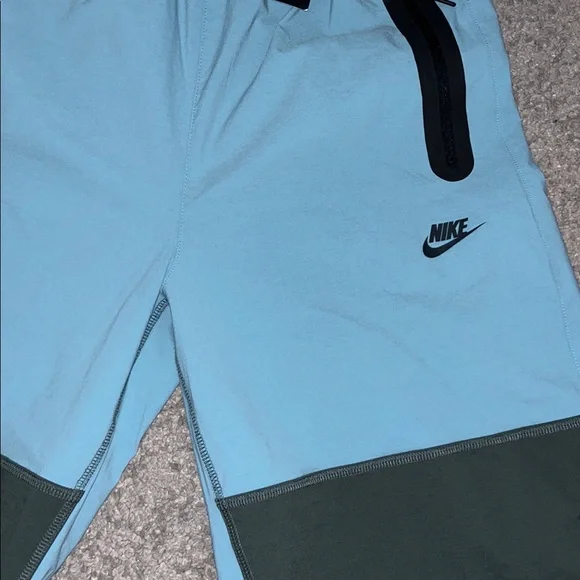 ✅$135 Msrp New Small Nike Tech Pants - Picture 2 of 5